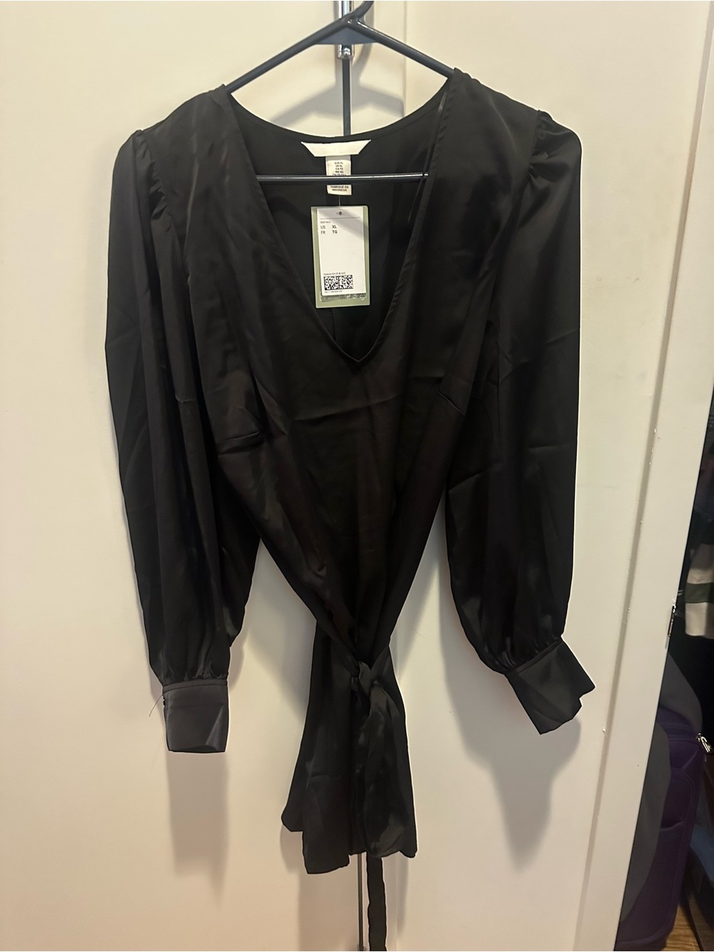 🆕 H&M Black V-Neck Tie-Front Dress